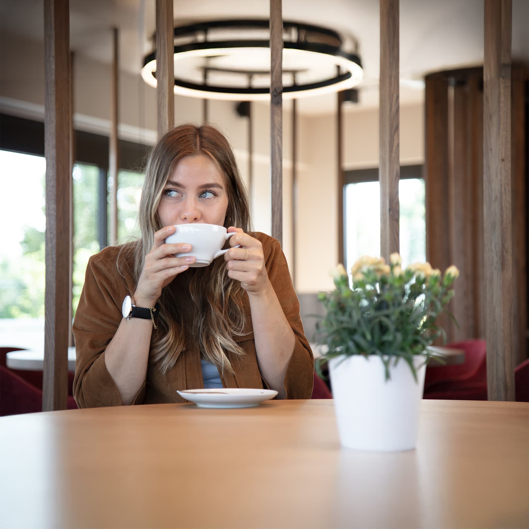 Frau trinkt Kaffee
