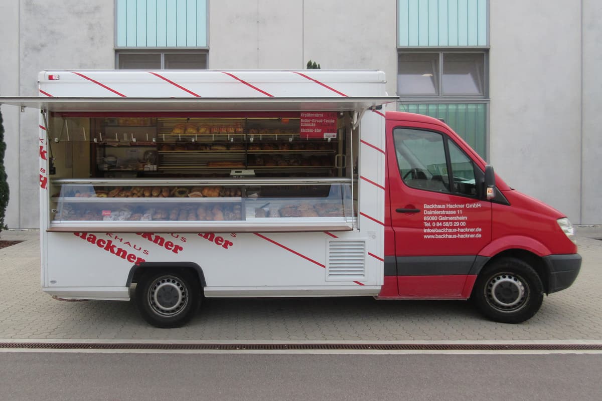 Das Bäckermobil heute in rot und weiß
