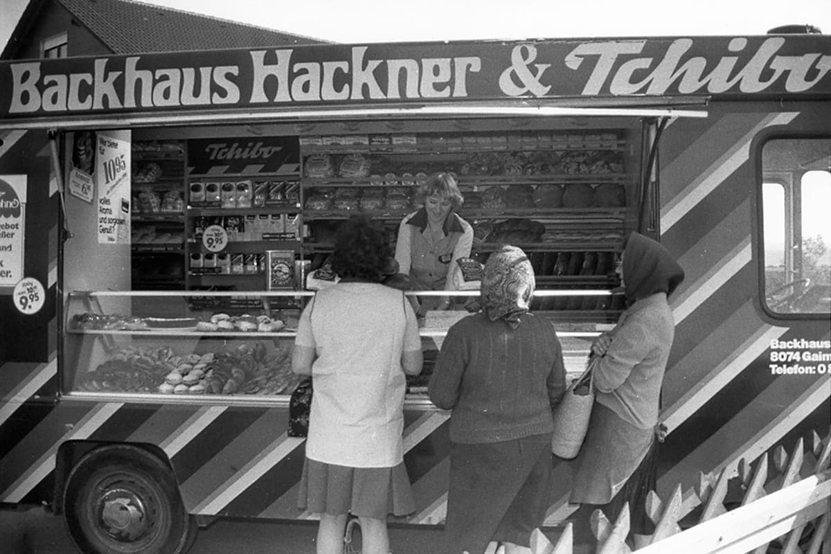 Schwarz-Weiß-Foto des Bäckermobils aus 1977