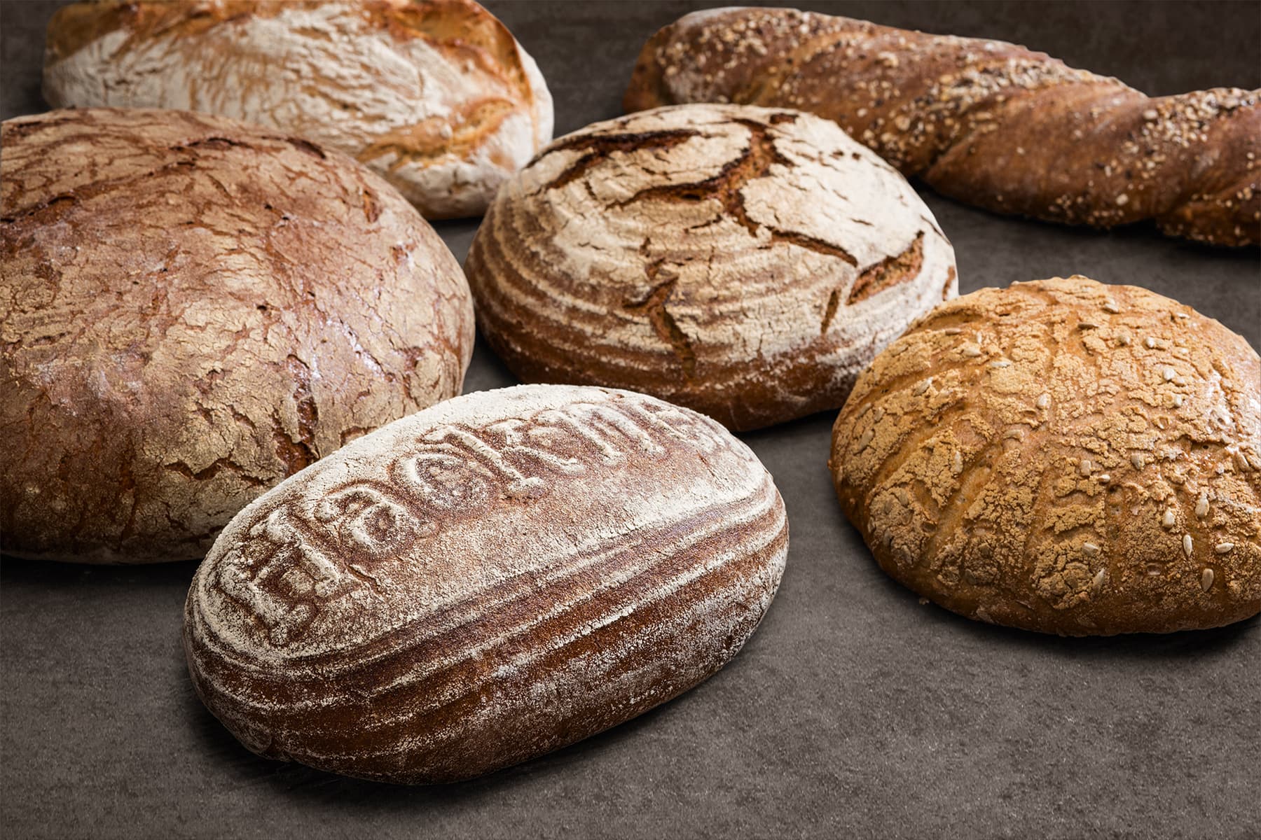 Viele Brote auf einer Auslage.